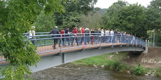 Schwingungstest einer Brücke mit Testpersonen